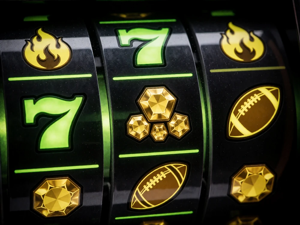 Nahaufnahme leuchtender Slot-Walzen mit Symbolen und Gewinnlinien - Automatenspiele mit dokumentierten RTP-Werten bei Zoccer