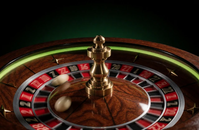 Rotierender Roulettekessel mit unscharfer Kugel im Studiolicht - Live Roulette bei Zoccer Casino
